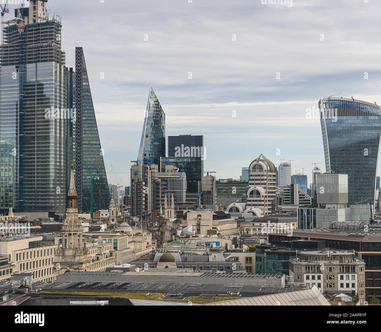 Le verre et le béton des bâtiments de Londres Banque D'Images