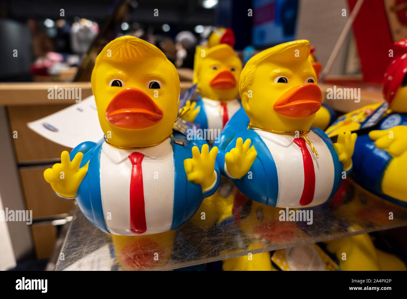 L'atout de Donald drôle de canard en caoutchouc jouet nouveauté 2020 campagne électorale de souvenirs à vendre. Banque D'Images