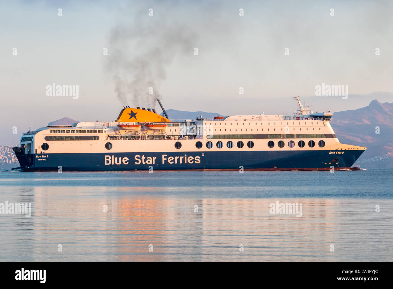 Athènes, Grèce - 19 septembre 2019 : Blue Star Ferries navire quittant le port. La société exploite des ferries entre le continent et les îles de la mer Égée. Banque D'Images