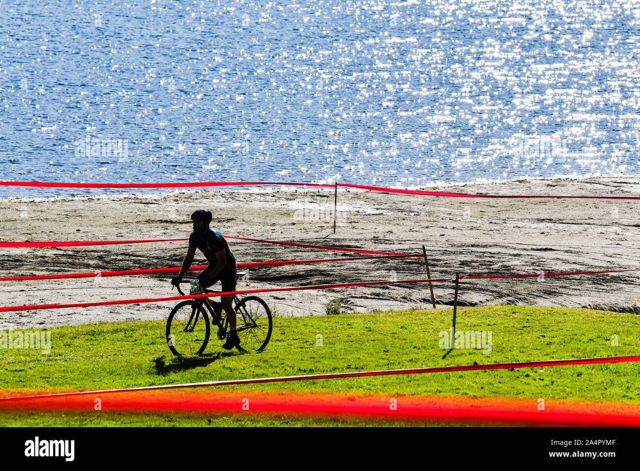 Les cyclistes en compétition dans des courses de cyclo-cross, barrage Wrightsville Cyclo-Cross, Middlesex, VT, USA. Banque D'Images