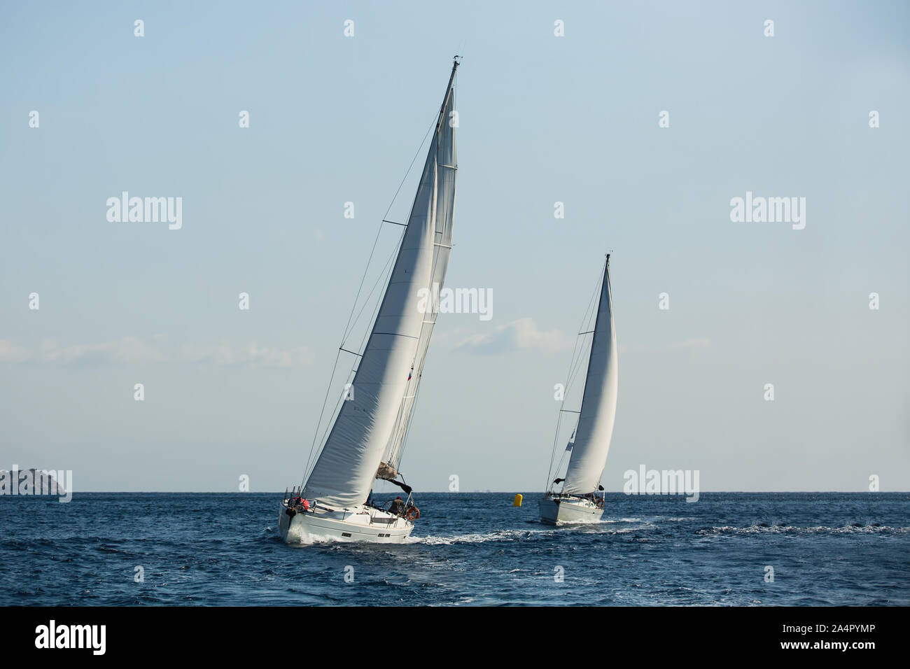 Bateau à voile yachts avec voiles blanches dans la mer Egée au cours de voile régate. Banque D'Images
