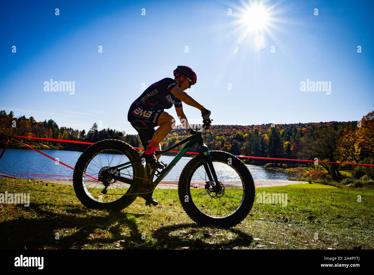 Les cyclistes en compétition dans des courses de cyclo-cross, barrage Wrightsville Cyclo-Cross, Middlesex, VT, USA. Banque D'Images