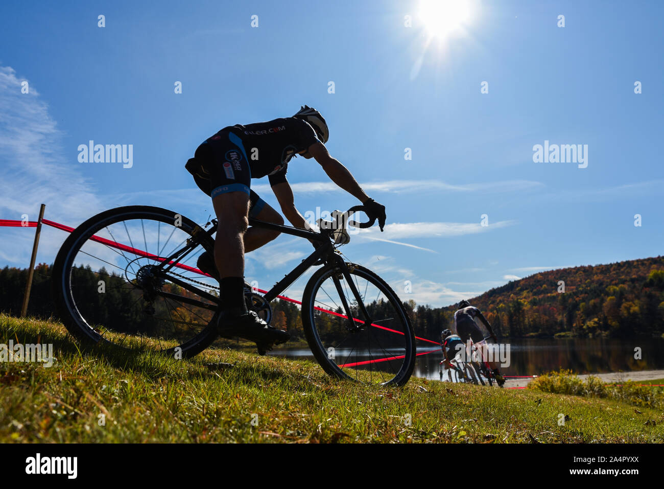 Les cyclistes en compétition dans des courses de cyclo-cross, barrage Wrightsville Cyclo-Cross, Middlesex, VT, USA. Banque D'Images