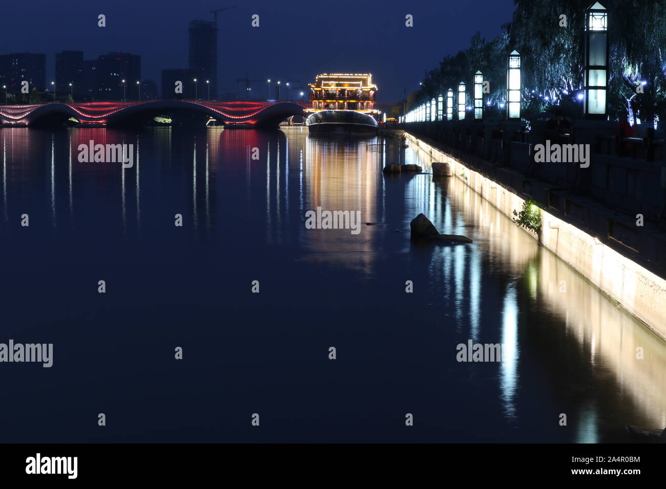 Le pavillon est brillant dans la rivière Banque D'Images