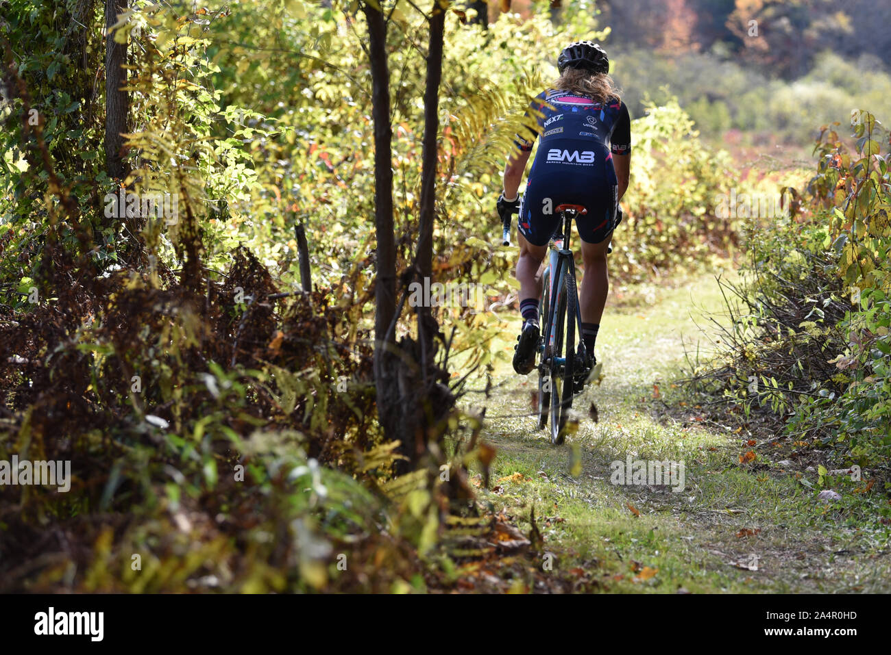 Les cyclistes en compétition dans des courses de cyclo-cross, barrage Wrightsville Cyclo-Cross, Middlesex, VT, USA. Banque D'Images