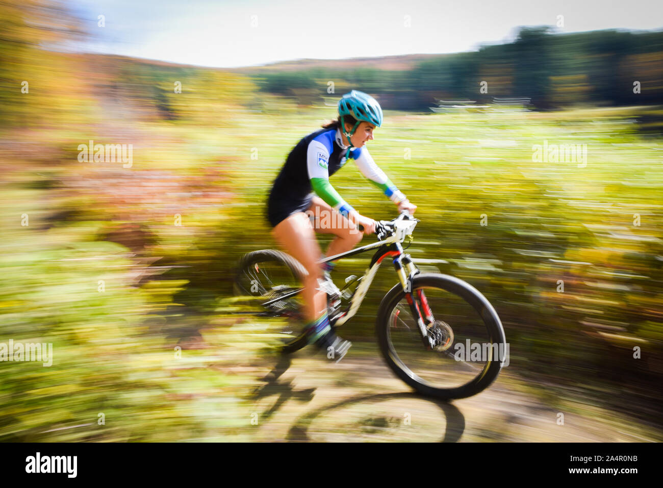 Les cyclistes en compétition dans des courses de cyclo-cross, barrage Wrightsville Cyclo-Cross, Middlesex, VT, USA. Banque D'Images