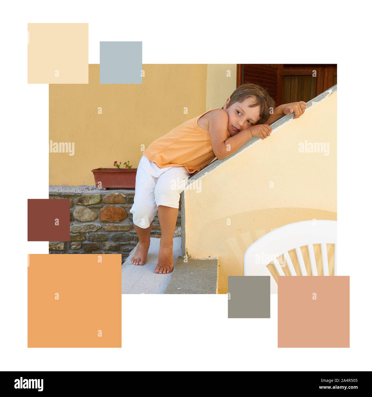 Palette de couleurs analogue photo de mignon bébé garçon sur la terrasse de la Méditerranée à l'extérieur de la chambre peinte en terre cuite. Banque D'Images