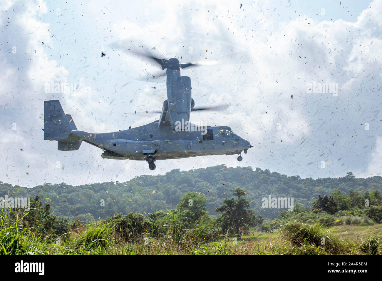 Un MV-22 Osprey avec Marine à rotors basculants Support Squadron (VMM) 163 (renforcée), 11e Marine Expeditionary Unit, avant un événement de formation pendant l'exercice 3 KAMANDAG à Marine Base Gregorio Lim, Ternate, Philippines, le 12 octobre 2019. KAMANDAG aide les forces participant à maintenir un haut niveau de préparation et de réactivité, et améliore l'ensemble des relations militaires, l'interopérabilité et la coordination multinationale. (U.S. Marine Corps photo par le Cpl. Dalton S. Swanbeck) Banque D'Images