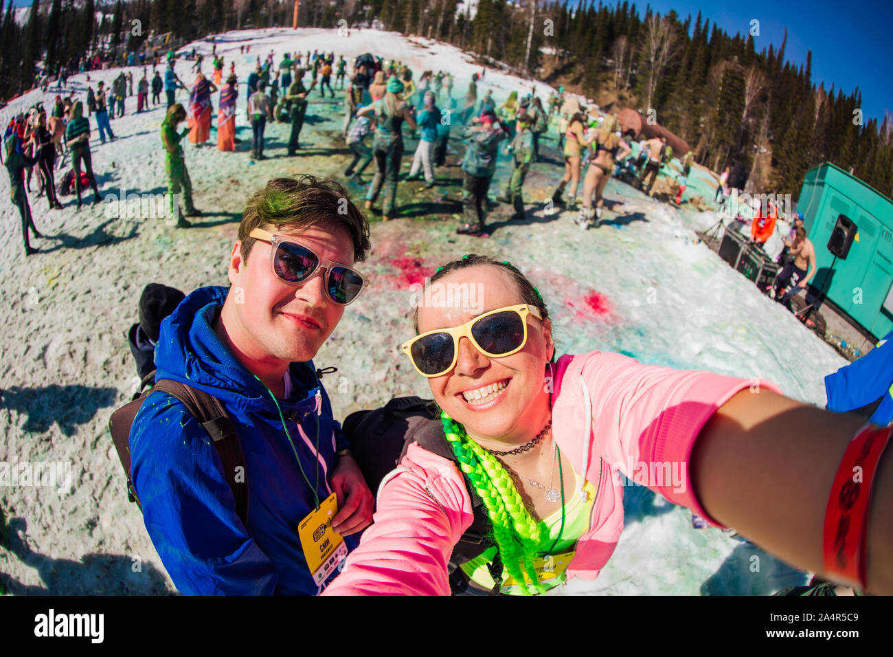 Sheregesh, Moscow, Russie - 13 Avril 2019 : Jeune femme avec des cheveux verts prend avec son ami selfies sur Holi festival Banque D'Images