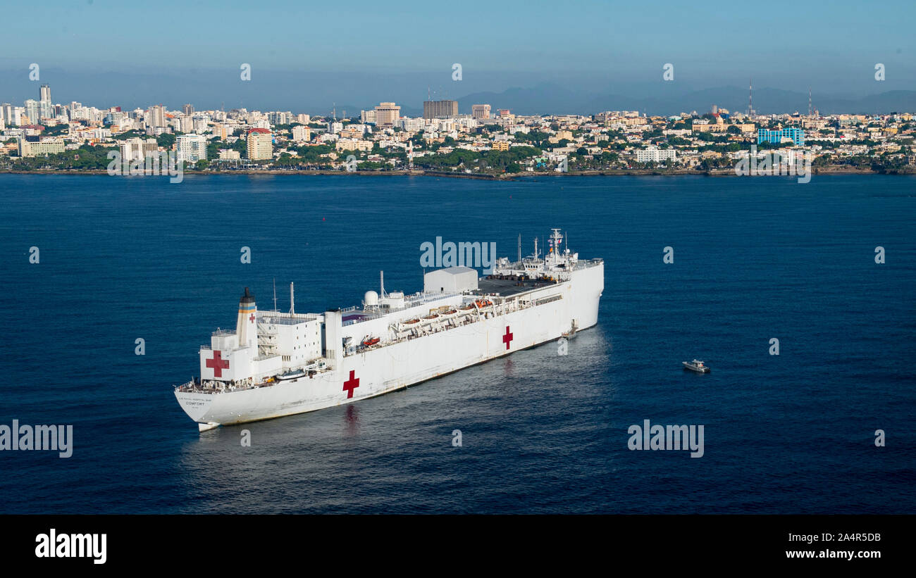 Le navire-hôpital USNS Comfort (T-AH 20) est ancré au large de la côte de Saint-Domingue, République dominicaine comme il se prépare à une mission médicale de six jours, le 14 octobre 2019. Le confort est de travailler avec les partenaires gouvernementaux et de la santé en Amérique centrale, Amérique du Sud, et les Caraïbes pour fournir des soins sur le navire et dans les sites médicaux, aide à relâcher la pression sur les systèmes médicaux, y compris ceux qui sont accablés par une augmentation des migrants transfrontaliers. (U.S. Photo par marine Spécialiste de la communication de masse 2e classe Morgan K. Nall) Banque D'Images