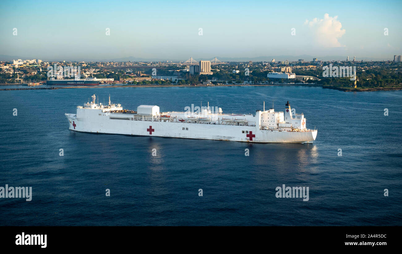 Le navire-hôpital USNS Comfort (T-AH 20) est ancré au large de la côte de Saint-Domingue, République dominicaine comme il se prépare à une mission médicale de six jours, le 14 octobre 2019. Le confort est de travailler avec les partenaires gouvernementaux et de la santé en Amérique centrale, Amérique du Sud, et les Caraïbes pour fournir des soins sur le navire et dans les sites médicaux, aide à relâcher la pression sur les systèmes médicaux, y compris ceux qui sont accablés par une augmentation des migrants transfrontaliers. (U.S. Photo par marine Spécialiste de la communication de masse 2e classe Morgan K. Nall) Banque D'Images