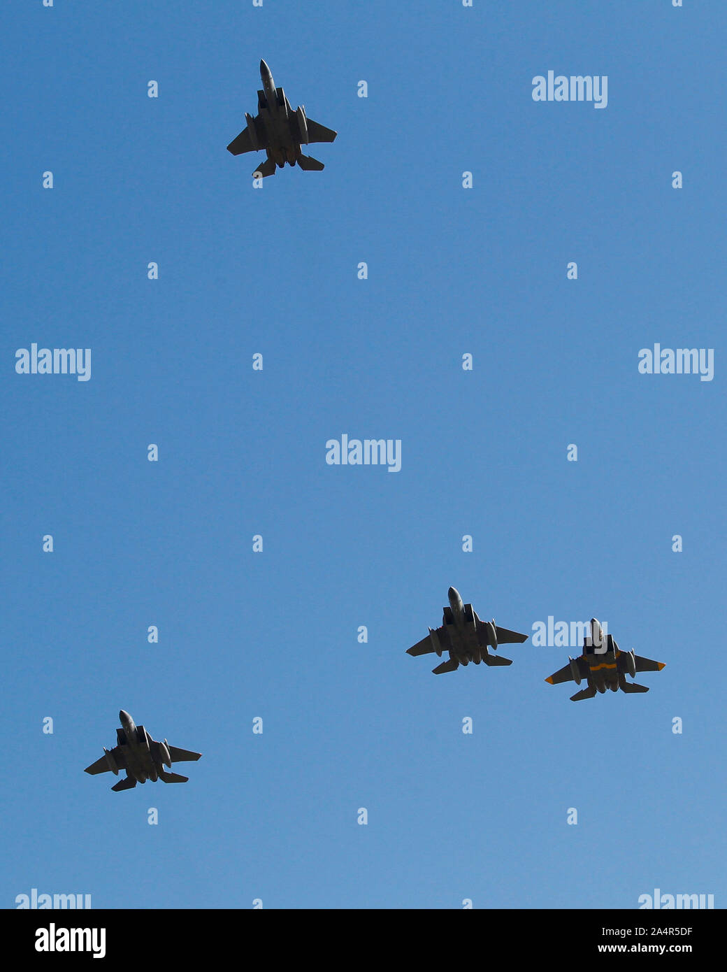 Quatre F-15C Eagle des avions de chasse de la California Air National Guard's 144e Escadre de chasse survoler et effectuer un homme porté disparu pendant un service commémoratif avec tous les honneurs militaires à se souvenir de l'armée américaine, le général Paul D. Monroe, Jr., qui a eu lieu le 14 octobre 2019, dans la région de Mather, en Californie. Monroe, décédé le 18 septembre à l'âge de 83 ans, a servi comme adjudant général de la Garde nationale de Californie à partir de 1999 jusqu'à sa retraite en 2004. (U.S. Photo de la Garde nationale aérienne par le sergent. Housman Crystal) Banque D'Images