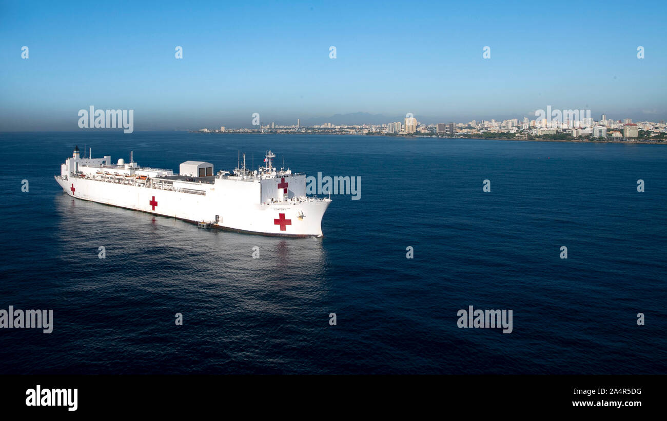 Le navire-hôpital USNS Comfort (T-AH 20) est ancré au large de la côte de Saint-Domingue, République dominicaine comme il se prépare à une mission médicale de six jours, le 14 octobre 2019. Le confort est de travailler avec les partenaires gouvernementaux et de la santé en Amérique centrale, Amérique du Sud, et les Caraïbes pour fournir des soins sur le navire et dans les sites médicaux, aide à relâcher la pression sur les systèmes médicaux, y compris ceux qui sont accablés par une augmentation des migrants transfrontaliers. (U.S. Photo par marine Spécialiste de la communication de masse 2e classe Morgan K. Nall) Banque D'Images