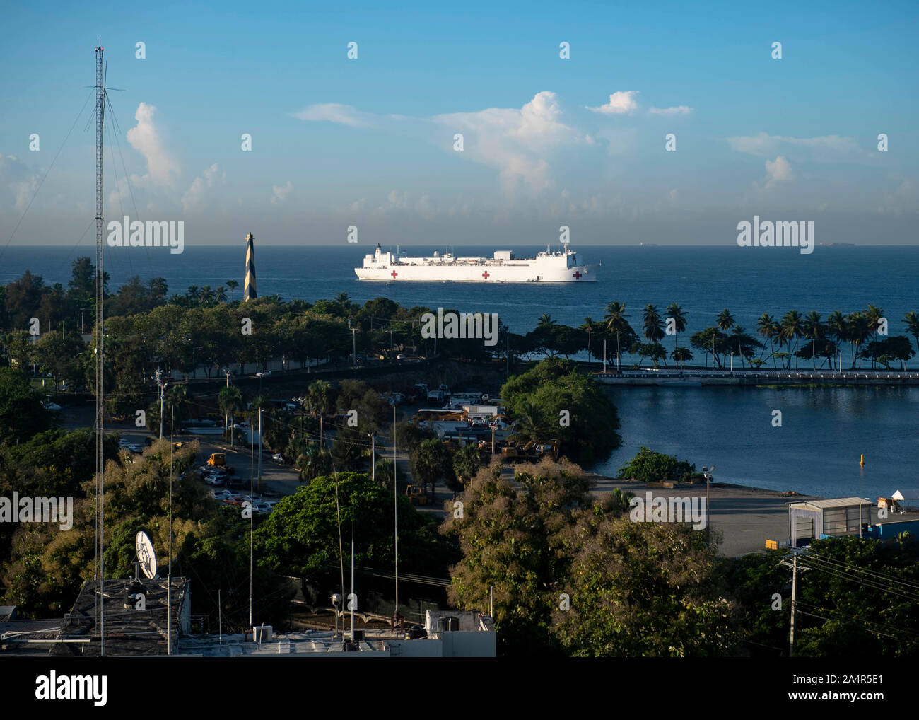 Le navire-hôpital USNS Comfort (T-AH 20) est ancré au large de la côte de Saint-Domingue, République dominicaine comme il se prépare à une mission médicale de six jours, le 14 octobre 2019. Le confort est de travailler avec les partenaires gouvernementaux et de la santé en Amérique centrale, Amérique du Sud, et les Caraïbes pour fournir des soins sur le navire et dans les sites médicaux, aide à relâcher la pression sur les systèmes médicaux, y compris ceux qui sont accablés par une augmentation des migrants transfrontaliers. (U.S. Photo par marine Spécialiste de la communication de masse 2e classe Morgan K. Nall) Banque D'Images