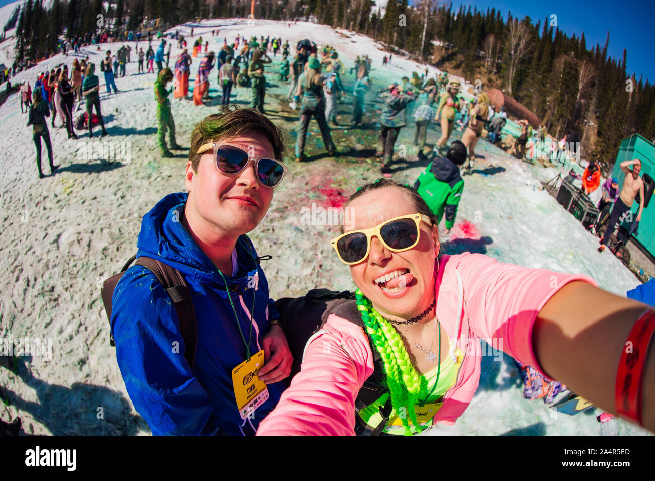 Sheregesh, Moscow, Russie - 13 Avril 2019 : Jeune femme avec des cheveux verts prend avec son ami selfies sur Holi festival Banque D'Images