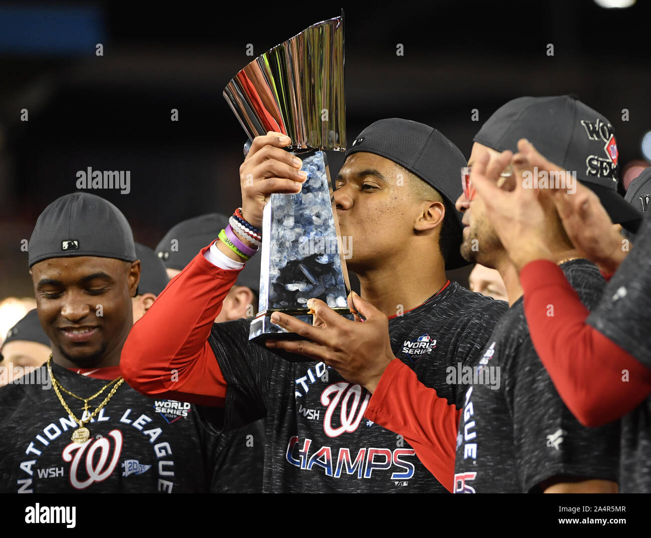 Washington, United States. 15 Oct, 2019. Nationals de Washington Juan Soto (C) embrasse le Warren C. Giles NL trophée champion après avoir battu les Cardinals de Saint-Louis de la Ligue nationale opposant au Championnat National Park à Washington, DC le mardi 15 octobre, 2019. Battre les ressortissants cardinaux 7-4 les balayer dans la Série mondiale. Photo par Kevin Dietsch/UPI UPI : Crédit/Alamy Live News Banque D'Images