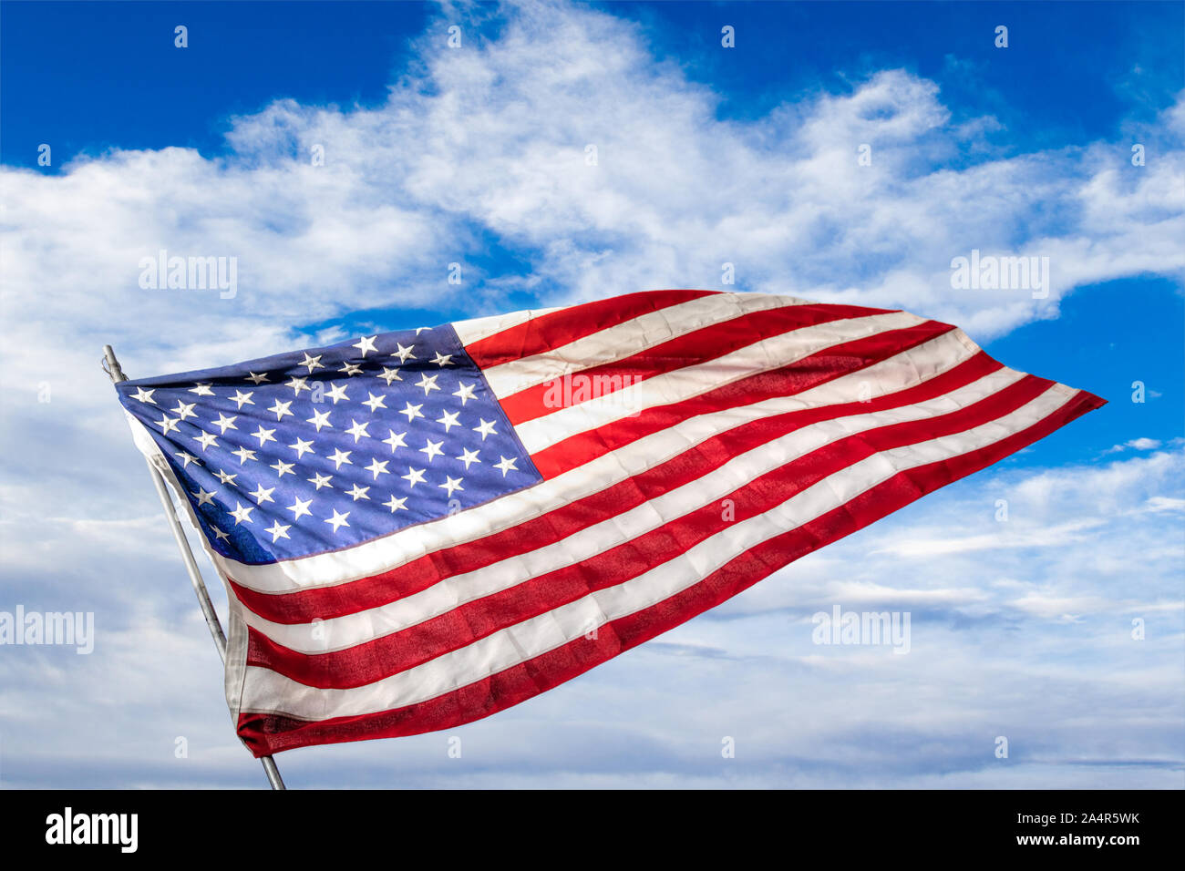 Stars and Stripes USA drapeaux contre un fond de ciel bleu. Concept de la Journée des anciens combattants de patriotisme, mémorial de guerre ou d'événements. Banque D'Images