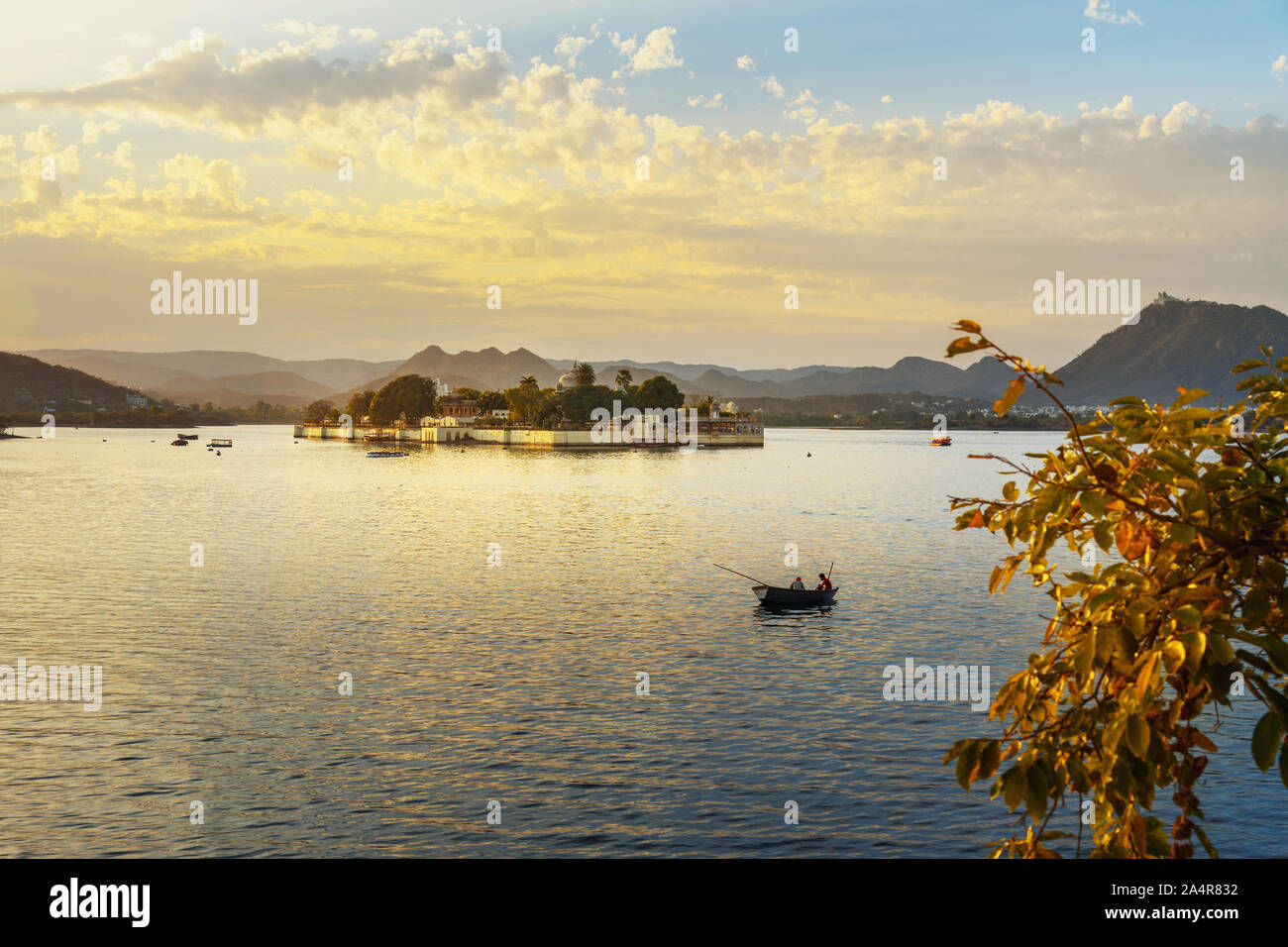 Coucher de soleil au lac Pichola à Udaipur. Le Rajasthan. L'Inde Banque D'Images