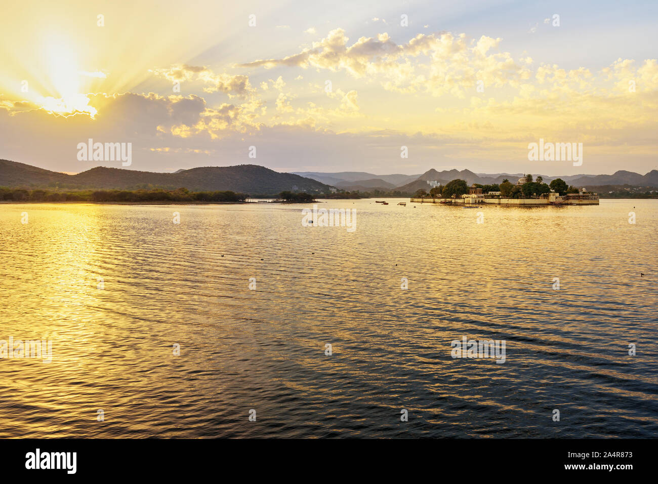 Coucher de soleil au lac Pichola à Udaipur. Le Rajasthan. L'Inde Banque D'Images