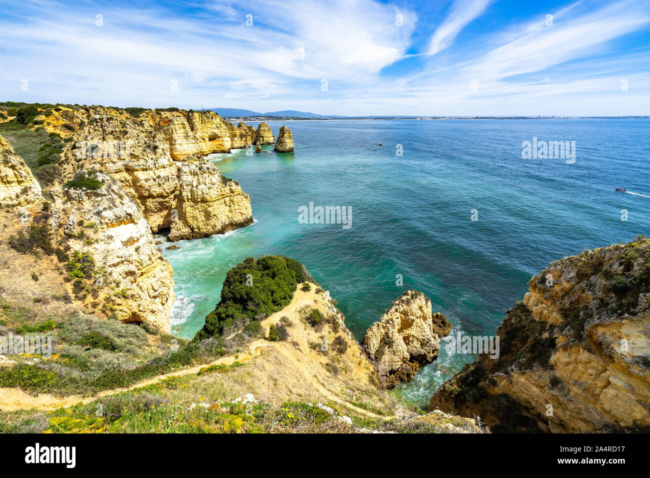 Paysage naturel pittoresque du littoral de l'Algarve près de Lagos avec des falaises surplombant l'océan Atlantique, Portugal Banque D'Images