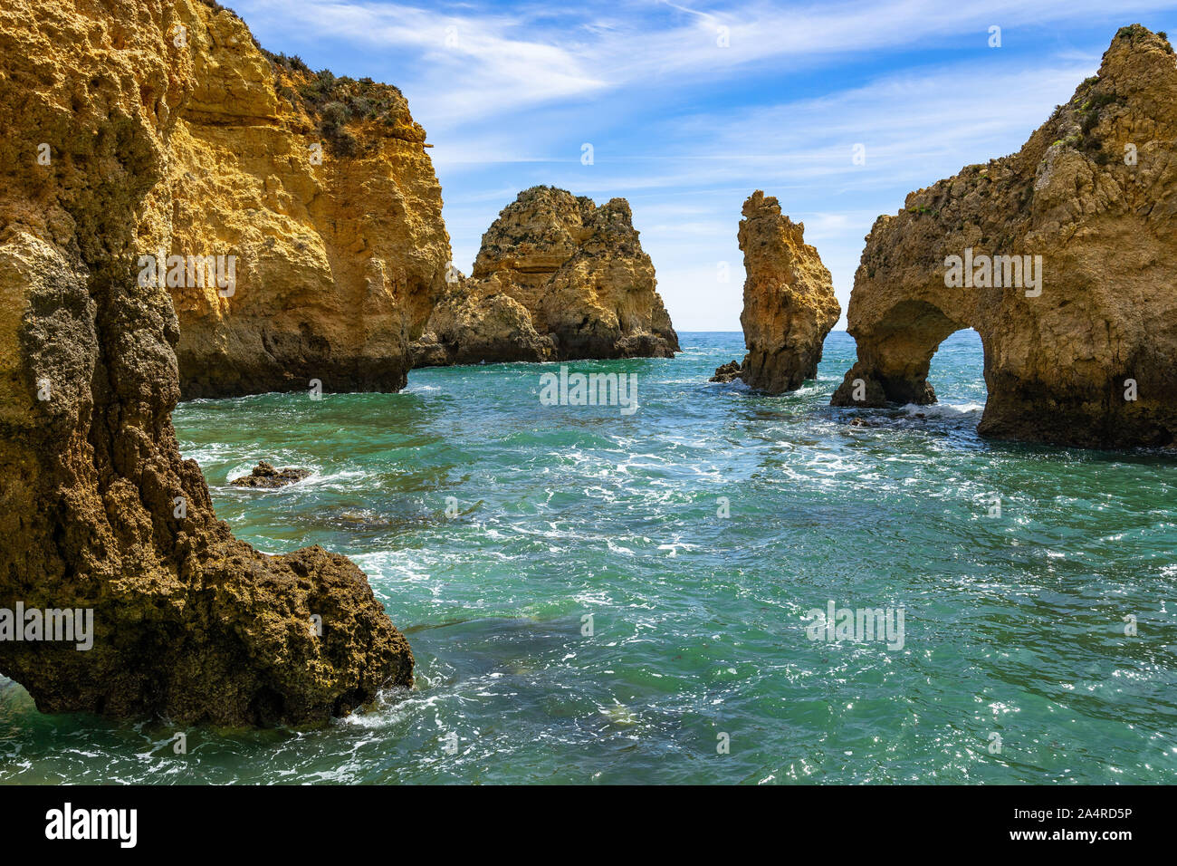 Spectaculaires formations rocheuses et les falaises à Ponta da Piedade, l'un des plus emblématiques de l'Algarve, Portugal Banque D'Images