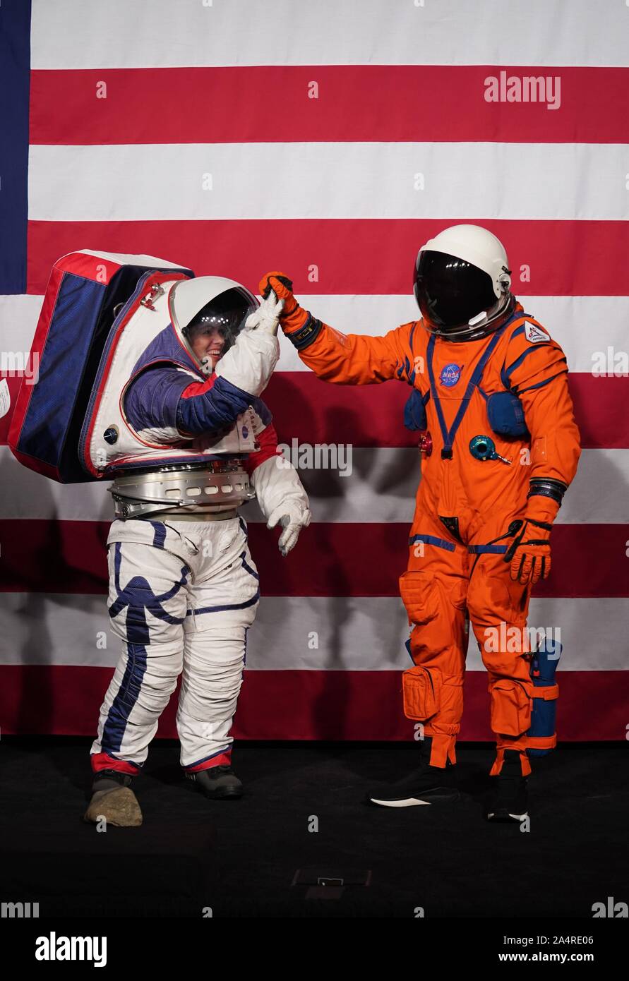 Beijing, USA. 15 Oct, 2019. Combinaison spatiale avancée Kristine Ingénieur Davis (L) et ingénieur principal Dustin Gohmert afficher deux scaphandres conçus pour l'exploration lunaire au siège de la NASA à Washington, DC, États-Unis, le 15 octobre 2019. L'agence spatiale américaine NASA a dévoilé mardi la nouvelle génération de scaphandres pour être utilisé dans son programme Artemis qui envoie la première femme et homme de la prochaine Pôle Sud en 2024. Credit : Liu Jie/Xinhua/Alamy Live News Banque D'Images