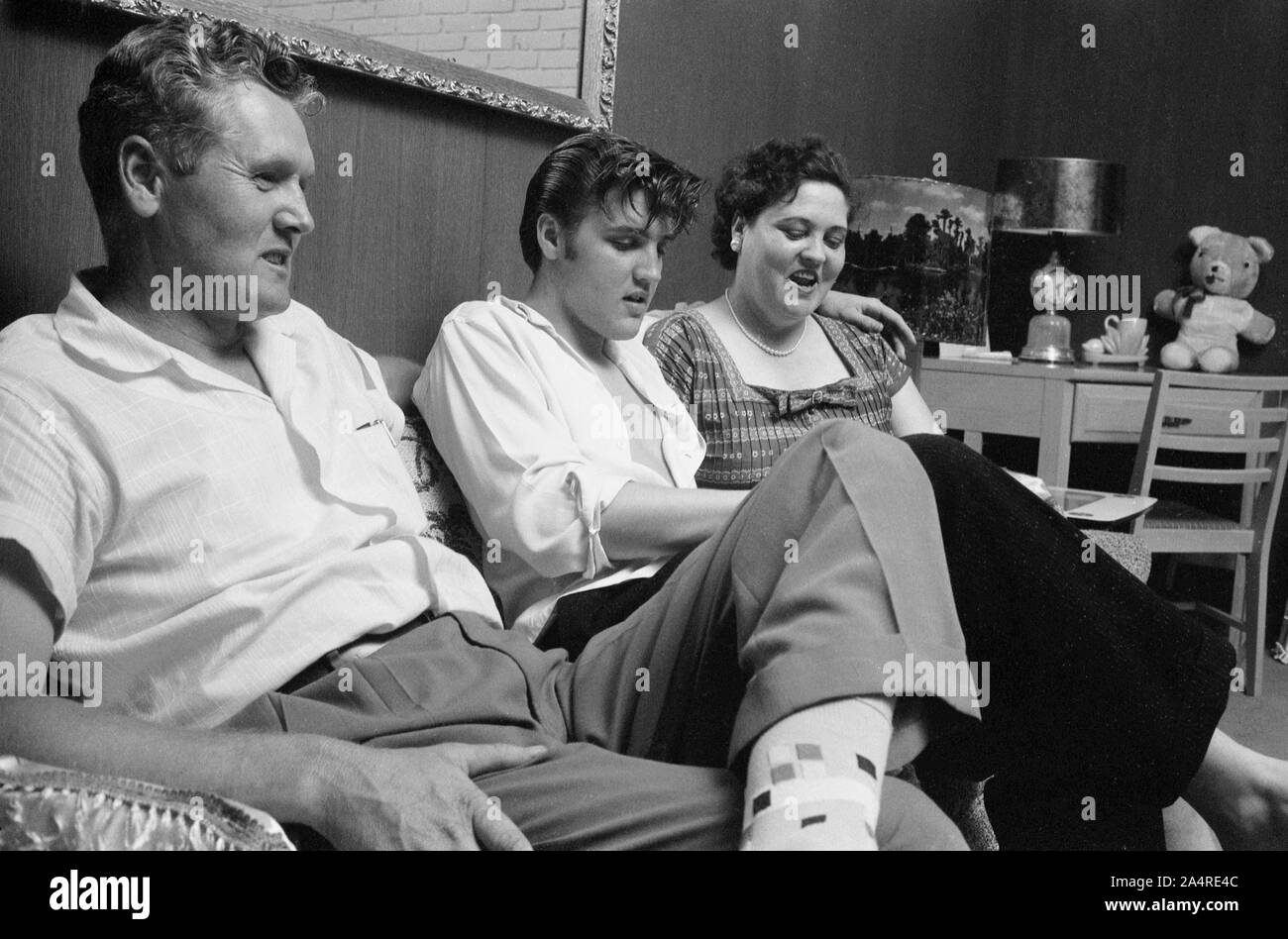 Elvis Presley avec son père, Vernon et sa mère Gladys Presley, dans le salon à 1034 Audubon Drive, Memphis, Tennessee, le 29 mai, 1956 Banque D'Images