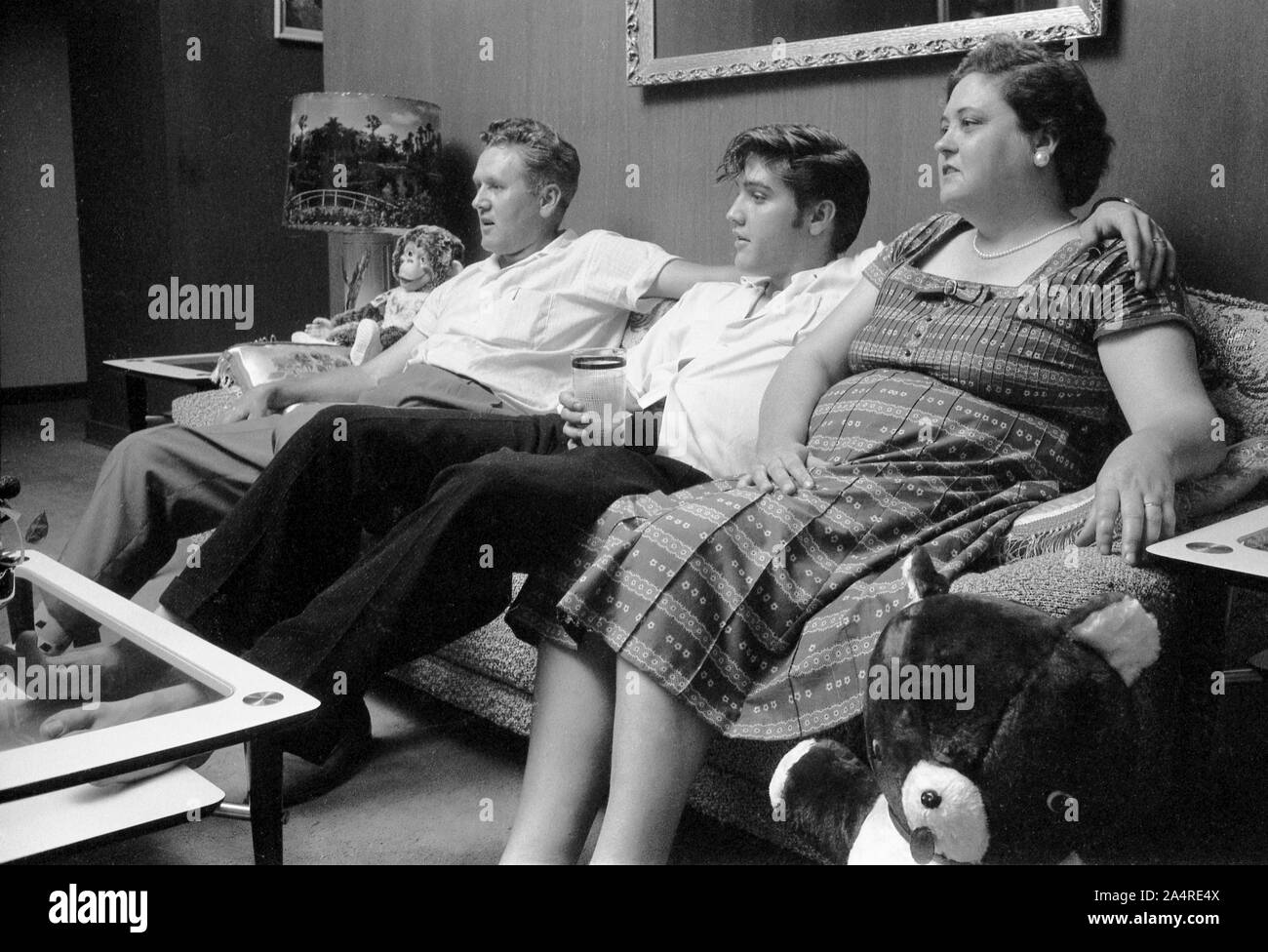 Elvis Presley avec son père, Vernon et sa mère Gladys Presley, dans le salon à 1034 Audubon Drive, Memphis, Tennessee, le 29 mai, 1956 Banque D'Images