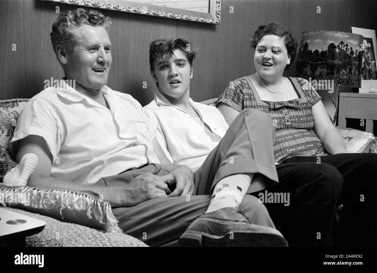 Elvis Presley avec son père, Vernon et sa mère Gladys Presley, dans le salon à 1034 Audubon Drive, Memphis, Tennessee, le 29 mai, 1956 Banque D'Images