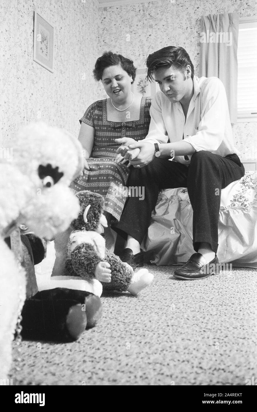 Elvis Presley avec sa mère Gladys à la maison, avec des oursons, à 1034