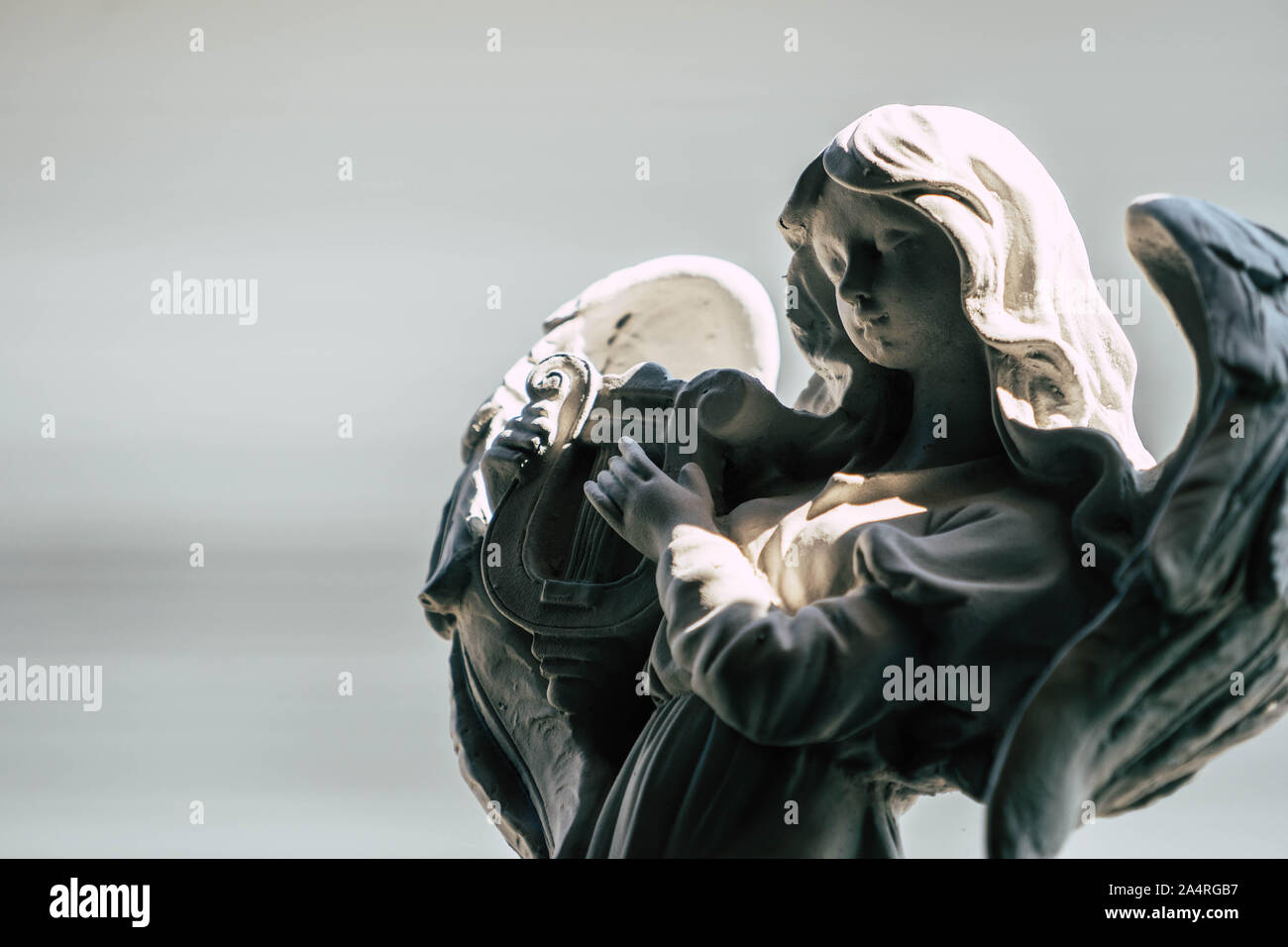 Statue d'un ange harpe jouant dans le jardin Banque D'Images