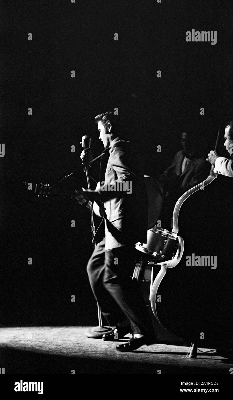 Elvis Presley et Scotty Moore en concert au Fox Theatre, Detroit, Michigan, le 25 mai 1956. À peine visibles sont Scotty Moore et Bill Black Banque D'Images