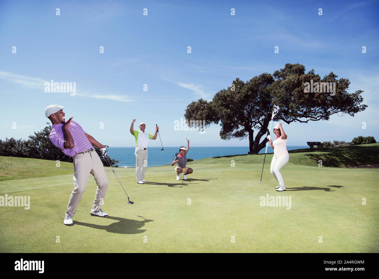 Les gens à jouer au golf dans l'Azur Banque D'Images