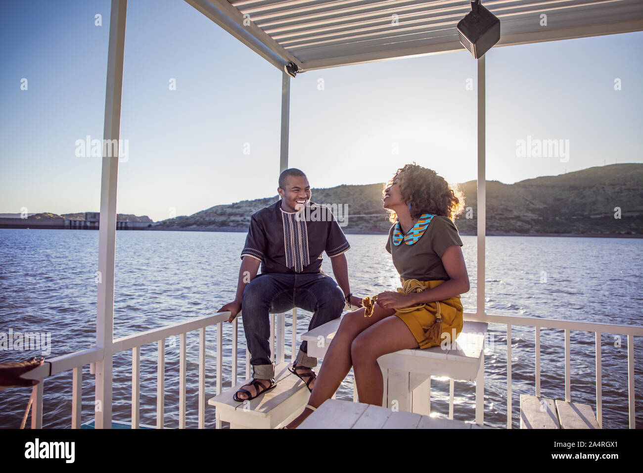 Un couple assis sur un ferry dans le Gariep Dam Banque D'Images