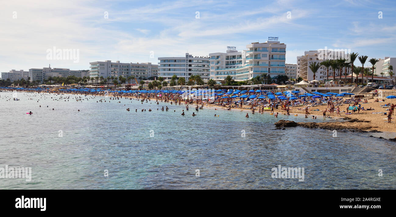 Protaras, Chypre - octobre 10. 2019. Vue de la mer sur la célèbre plage Sunrise Banque D'Images