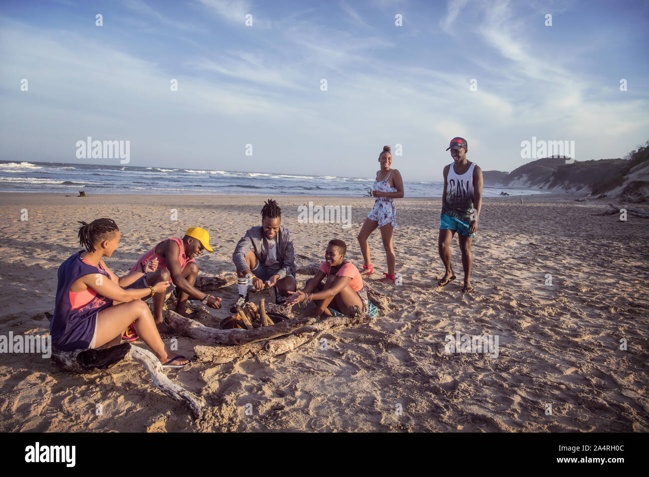 Un groupe de jeunes gens rassemblés à Chintsa Beach Banque D'Images