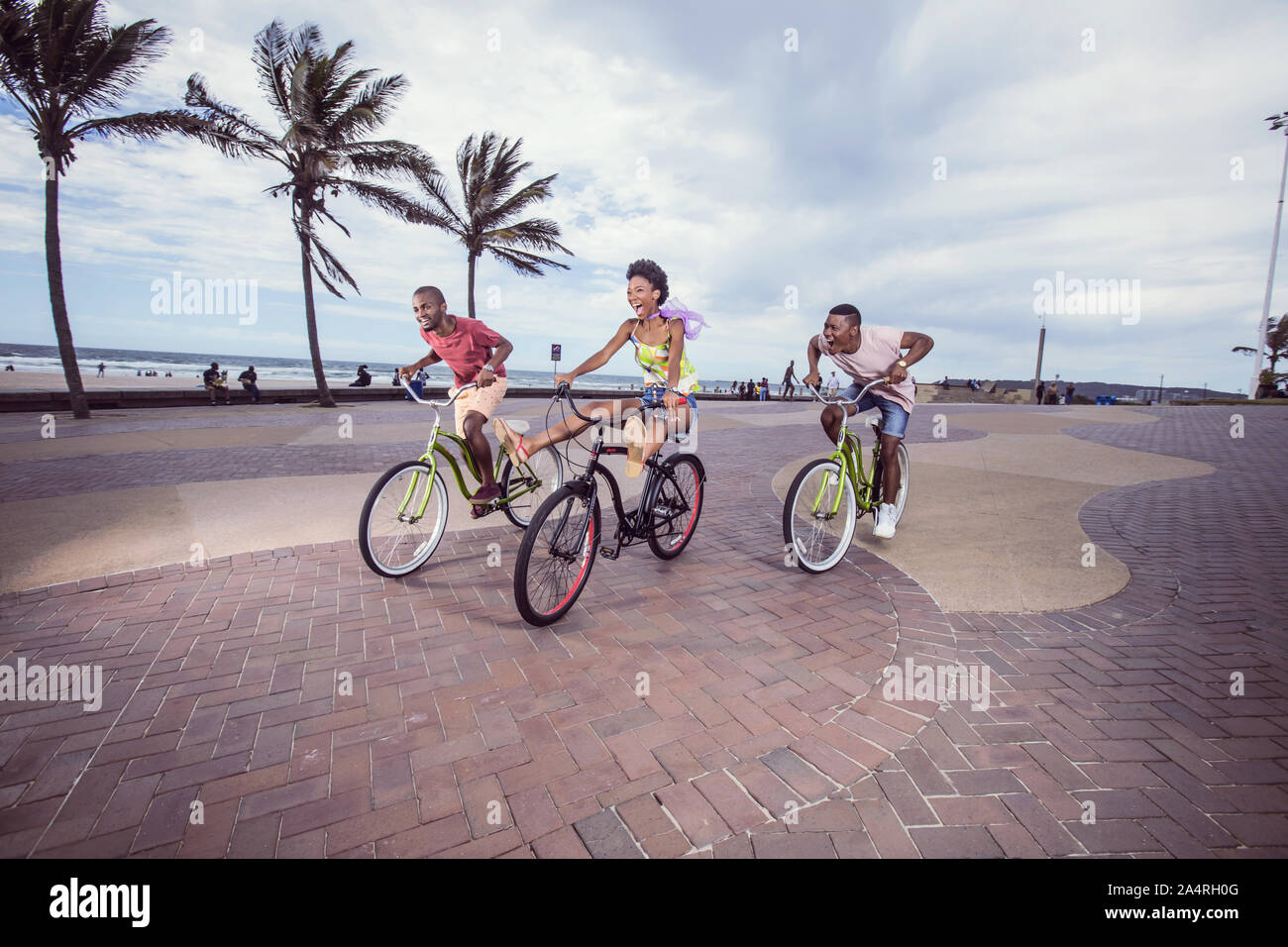 Les gens la bicyclette le long de la plage de Durban Banque D'Images