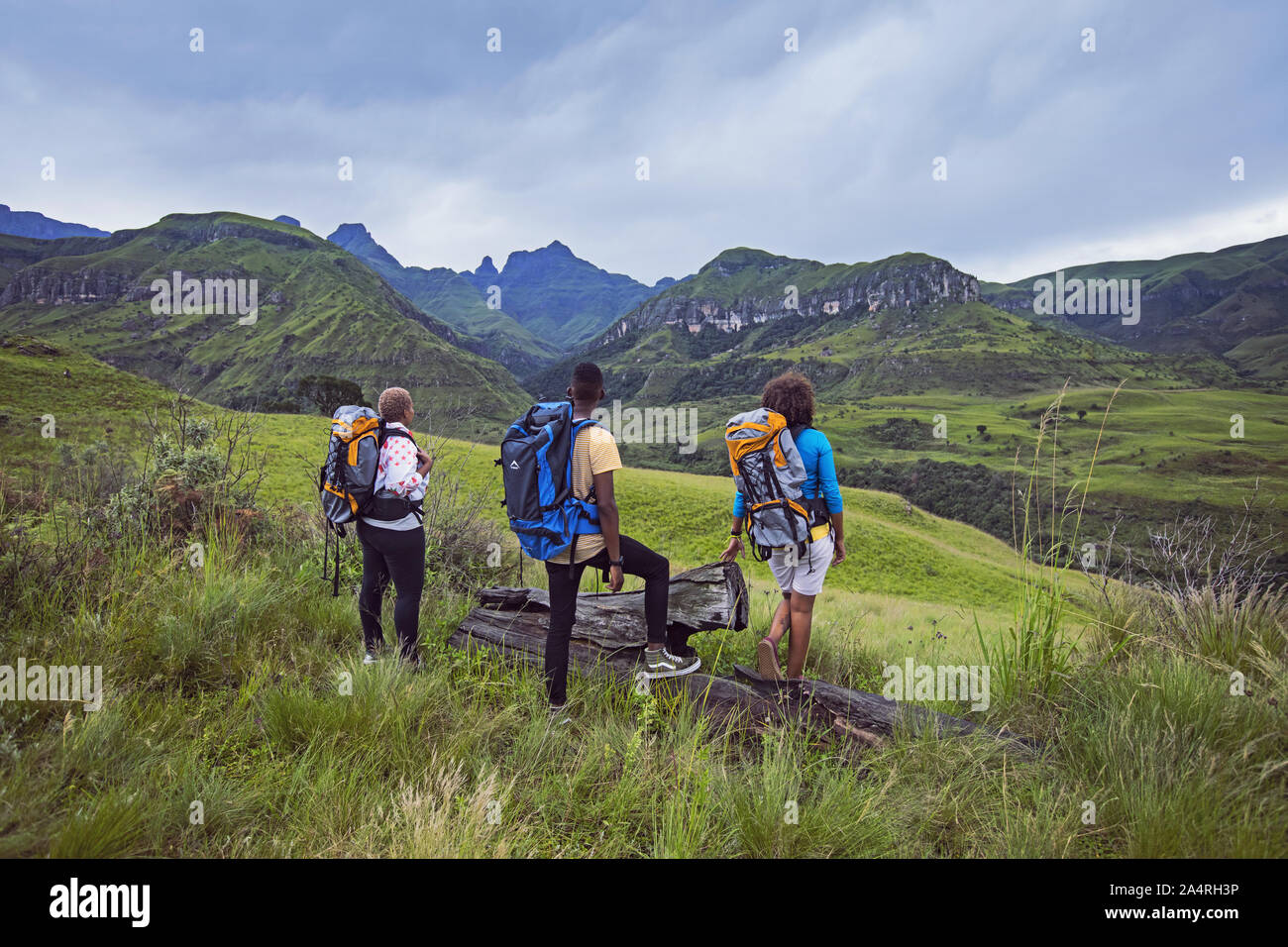 Les gens observant la montagne Drakensburg Banque D'Images