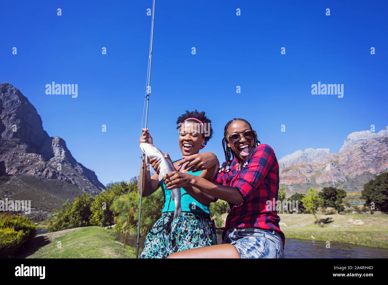 Deux femmes tenant un poisson vivant Banque D'Images