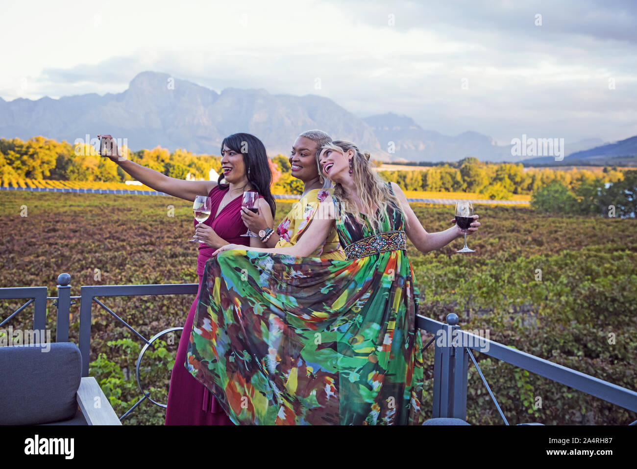 Les femmes prenant un sur une ferme viticole selfies Banque D'Images