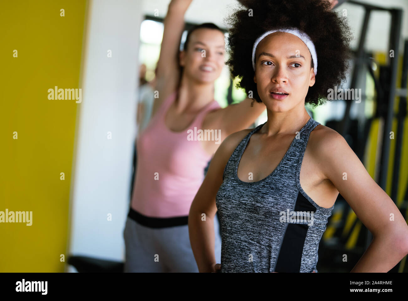 Fitness, sport, formation, sport et vie concept. Groupe de femmes travaillant dans une salle de sport Banque D'Images