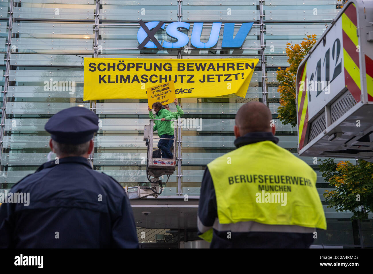 Munich, Allemagne. 16 Oct, 2019. Les militants de l'organisation Greenpeace modifier le logo à la direction de la CSU. Avec une action de protestation à l'administration centrale du parti CSU, les écologistes de Greenpeace dénonce la politique climatique de l'Union européenne. Tôt mercredi matin, des militants ont conduit un chariot élévateur en face de l'immeuble à Munich et a changé la partie logo sur la façade en verre : 'CSU' est devenu' (véhicules utilitaires sport). Credit : Lino Mirgeler/dpa/Alamy Live News Banque D'Images