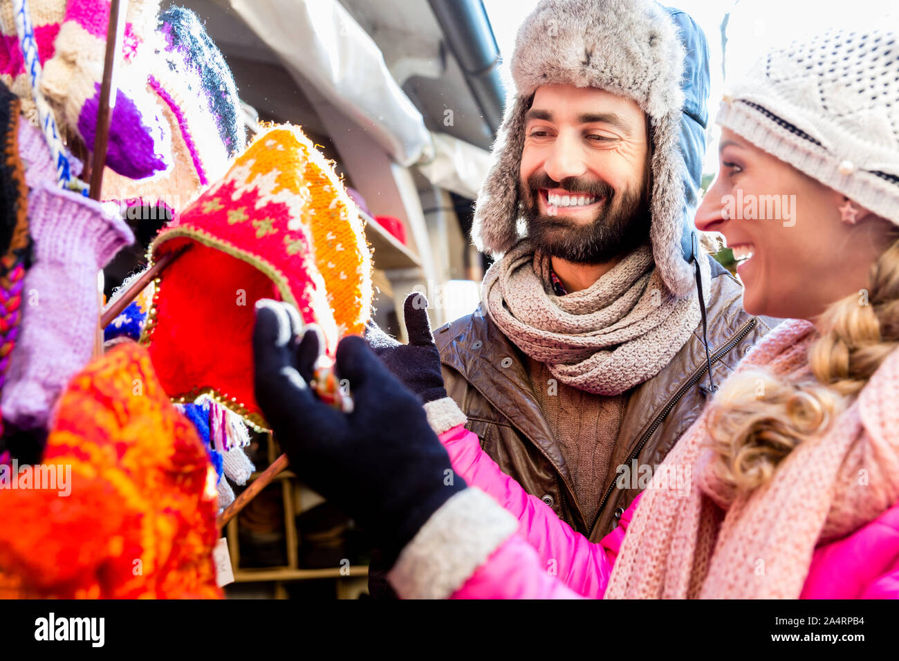 Couple qui achète des vêtements d'hiver sur le marché de Noël Banque D'Images