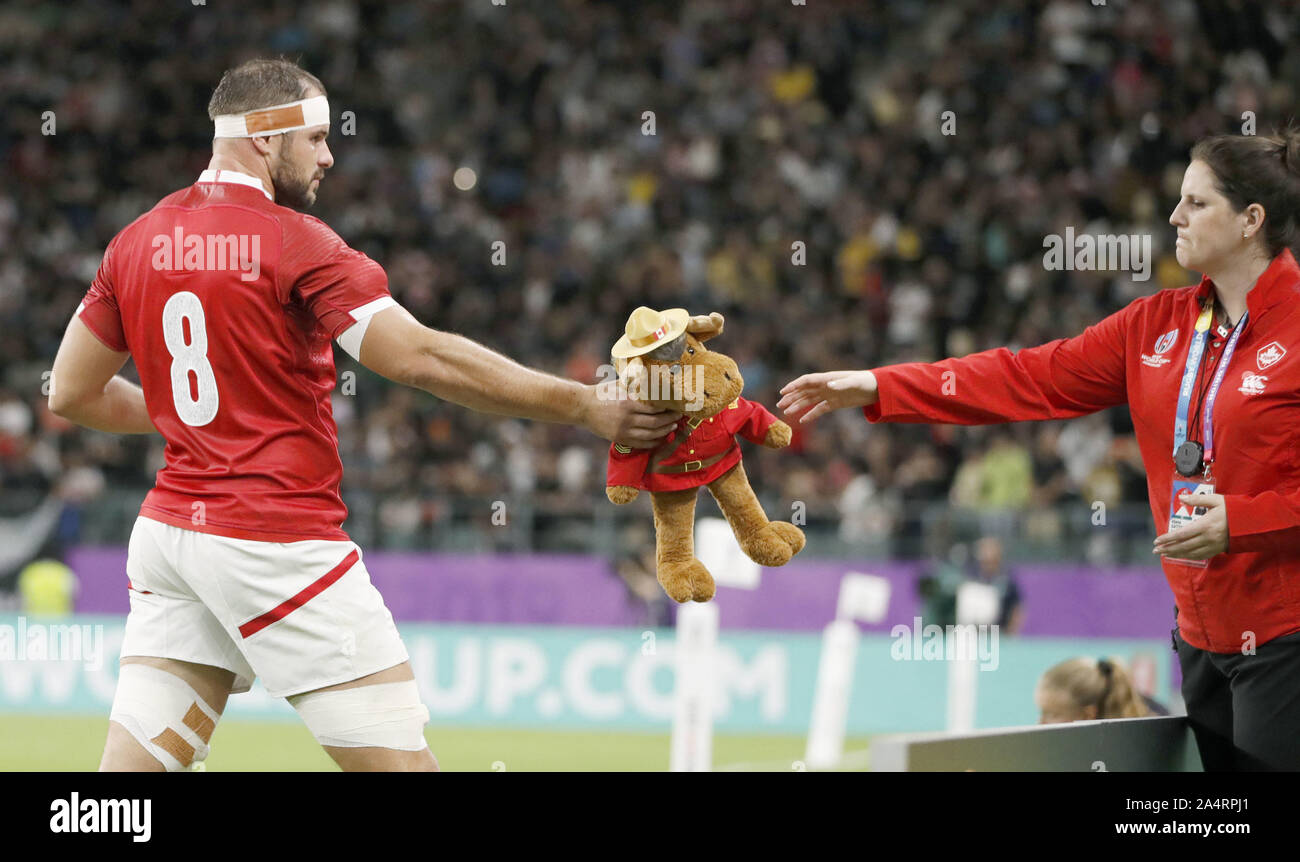 Canada no 8 Tyler Ardron la mascotte de l'équipe de mains, le Capitaine Greene, à un membre du personnel de l'équipe d'avance d'un match de la Coupe du Monde de Rugby contre la Nouvelle-Zélande à Oita, Japon, le 2 octobre 2019. La mascotte de l'orignal a été nommé d'après un joueur de rugby qui a été blessé en Afghanistan en 2011 en tant qu'noncombat officier militaire. (Kyodo) = =PANAPRESS Photo via Crédit : Newscom/Alamy Live News Banque D'Images