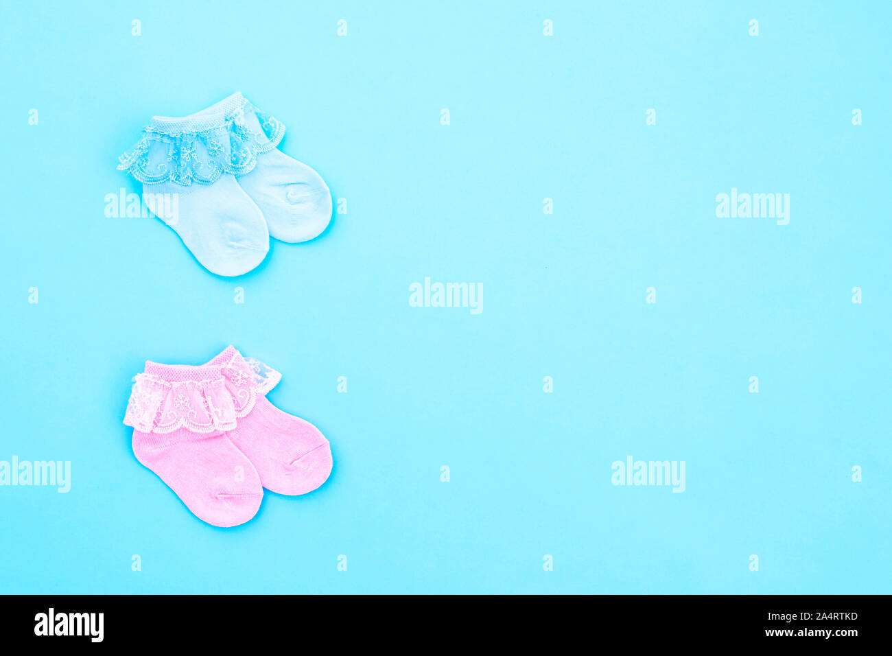 Deux Paire Bleu Et Rose Mignon Bebe Chaussettes Sur Fond Bleu Accessoires De Bebe Mise A Plat Photo Stock Alamy