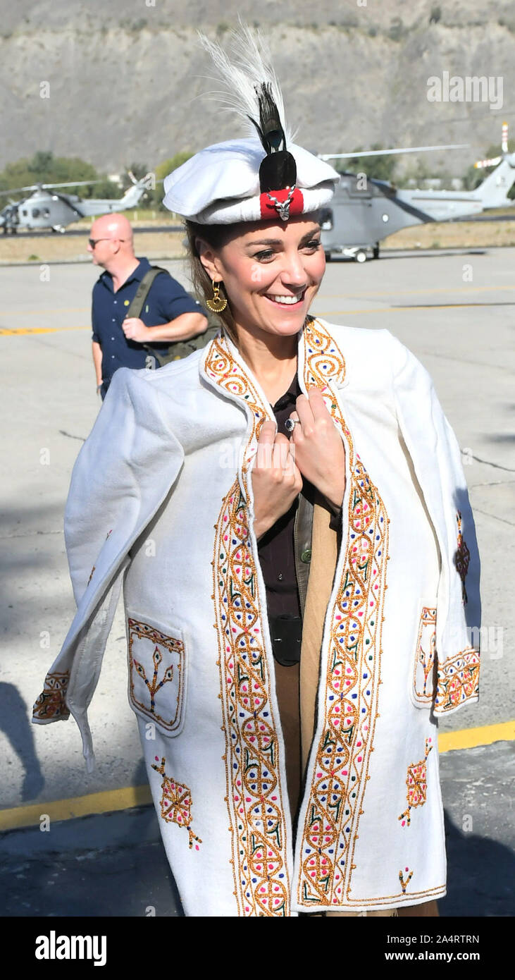 La duchesse de Cambridge porte une cape et un chapeau traditionnel au cours  d'une visite à un village de la vallée de Chitral au Pakistan sur le  troisième jour de la visite