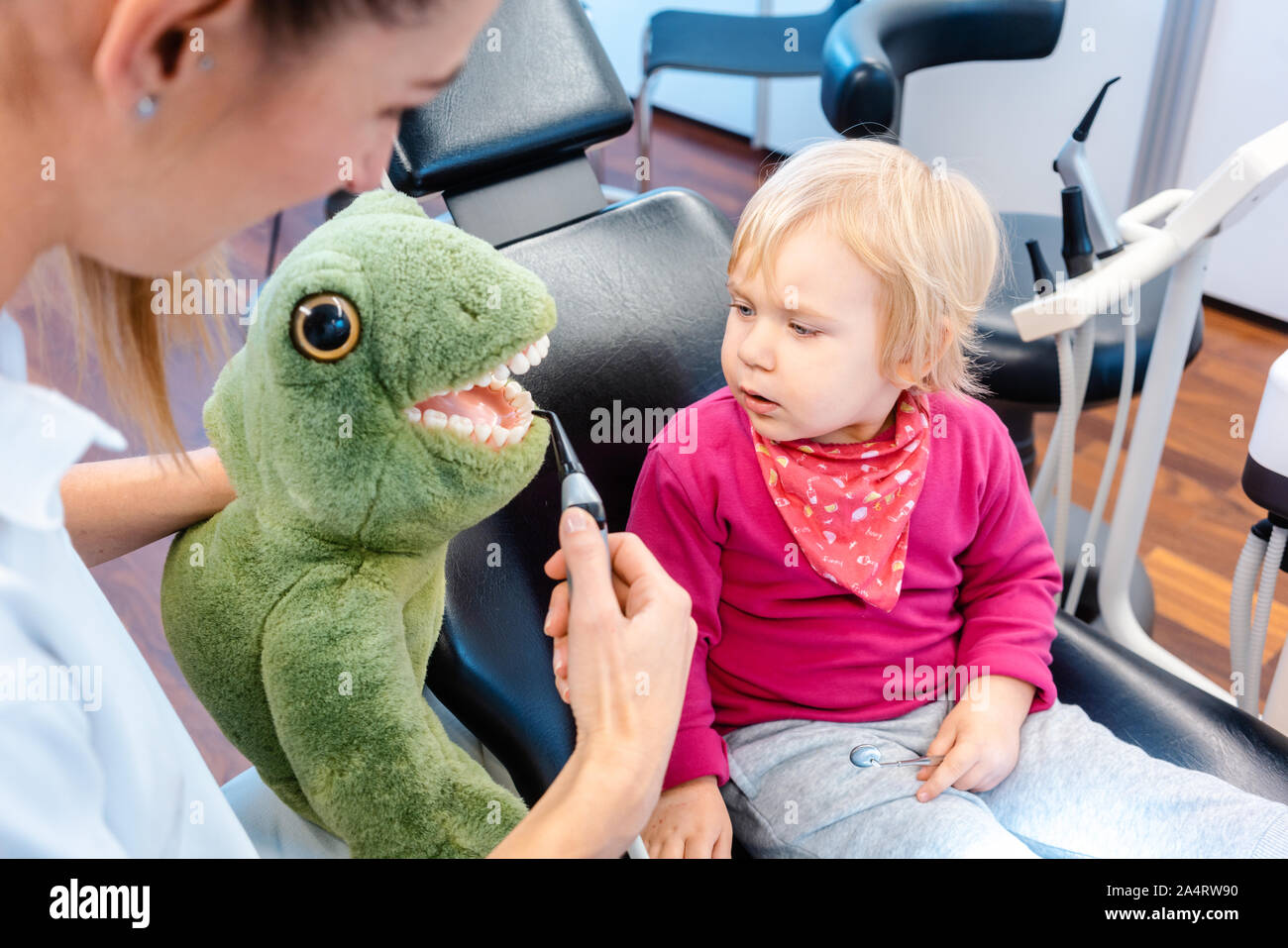 Petit enfant dans la chirurgie dentistes apprendre à brosser les dents Banque D'Images