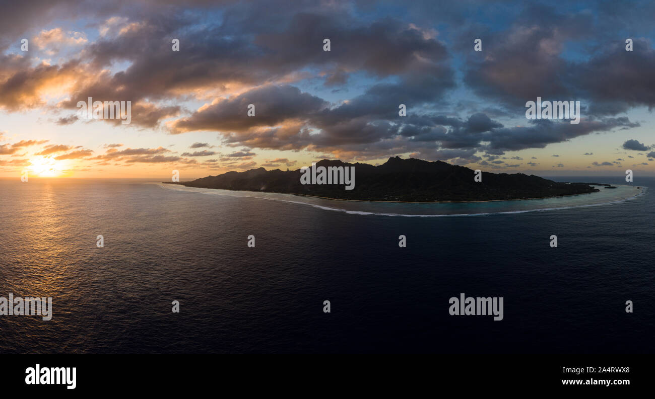 Panorama de l'antenne de l'ensemble de l'île de Rarotonga pendant un coucher de soleil dans la cuisine de l'archipel de l'île dans le Pacifique sud. Banque D'Images