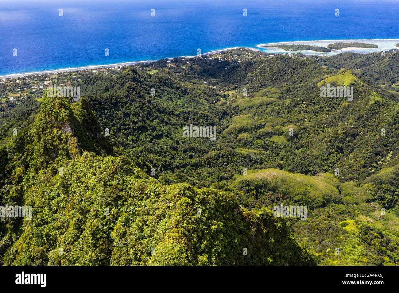 Vue aérienne de la montagne couverte de jungle dans l'intérieur de l'île de Rarotonga dans l'île de cuisiniers dans l'océan Pacifique Banque D'Images
