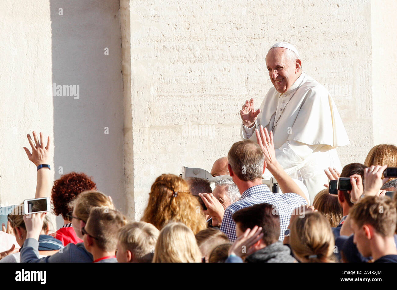 Cité du Vatican, le 16 octobre 2019. Pape Francis vagues pour les fidèles comme il arrive d'assister à l'audience générale hebdomadaire sur la Place Saint Pierre. © Riccardo De Luca Crédit : mettre à jour les images/Alamy Live News Banque D'Images